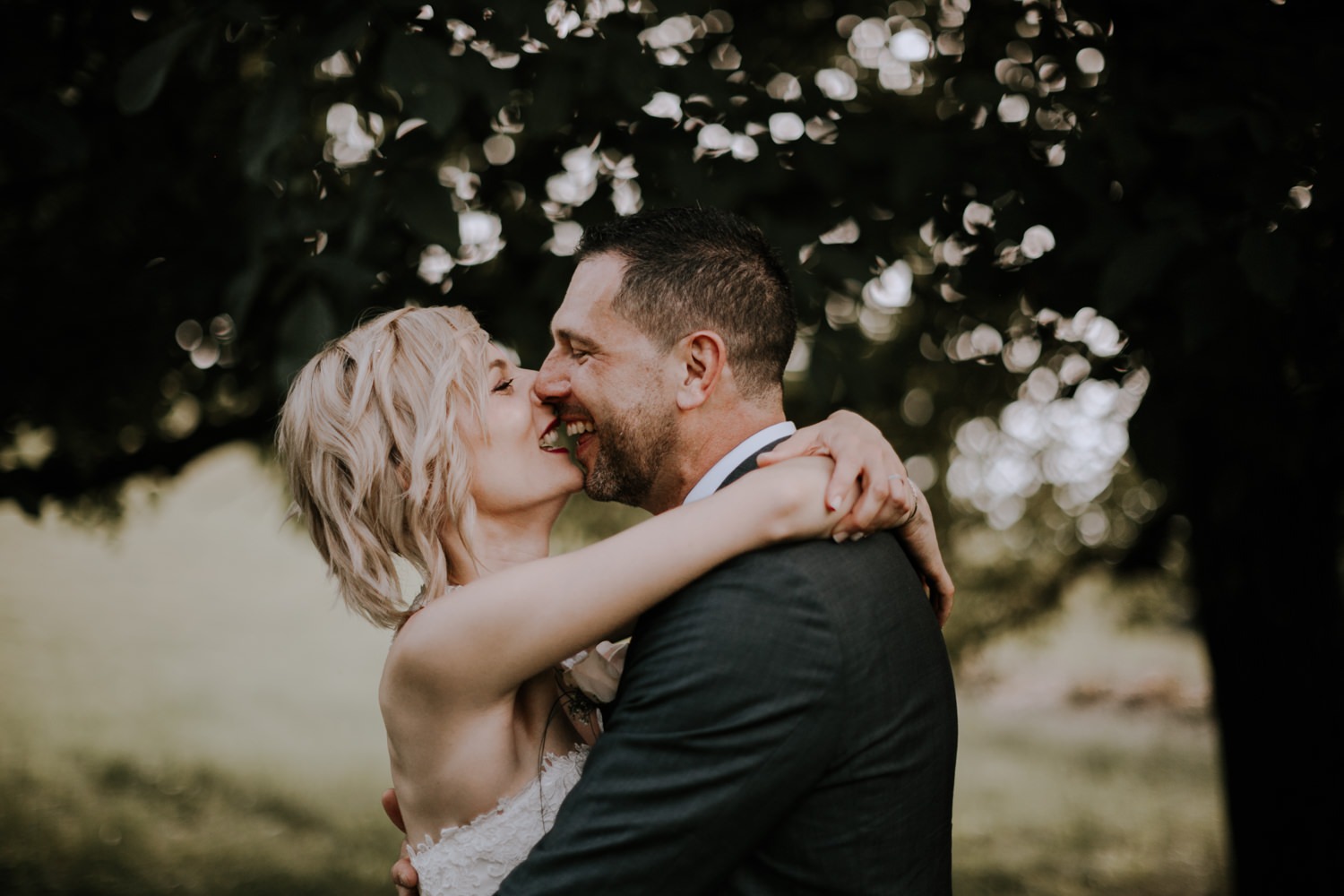 mariage château de Venon, préparatif, fleur mariage, make up, robe de marié grenoble, mariage grenoble, mairie, photographe mariage grenoble, photographe mariage savoie, photo de mariage, séance couple, amoureux, love, sourire, photographe mariage lyon, photographe mariage chambéry, séance couple lyon