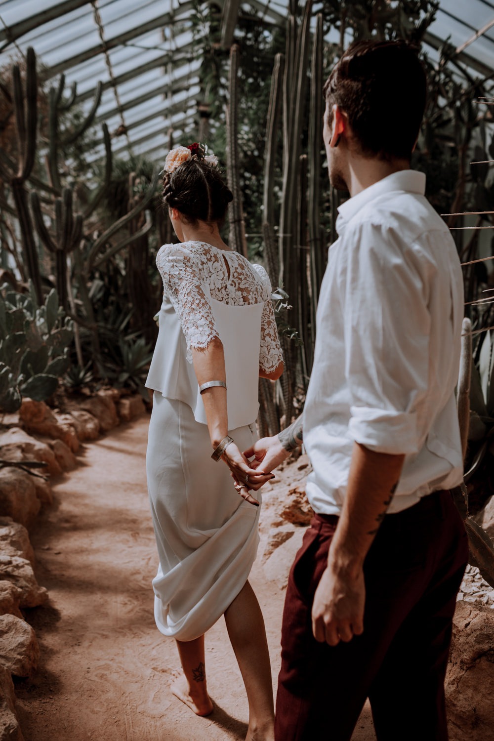 photographe mariage Lyon ,Parc de la tête d'or, Lyon, cactus, portrait, The Black Alchemy, succulantes, photographe Lyon, fauteuil en rotin, frida, serre, séance couple, main