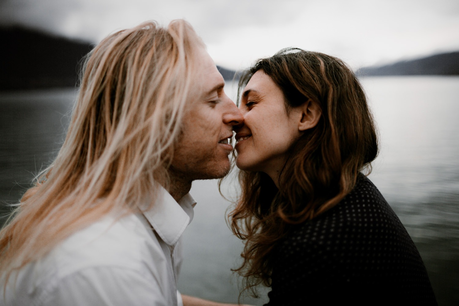 Séance couple à Aix les Bains-Seance couple à Aix les bains-Séance-engagement-Savoie-Séance-engagement-Annecy-Séance-engagement-Alpes-Séance-engagement-Montagne-Photo-couple-montagne-séance portrait lyon