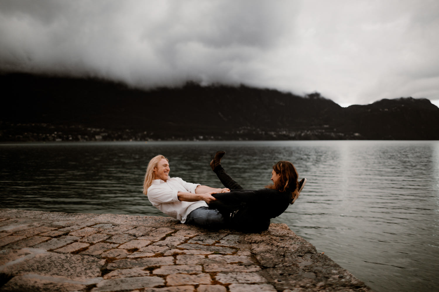 séance couple à Aix les Bains -Séance-engagement-Savoie-Séance-engagement-Annecy-Séance-engagement-Alpes-Séance-engagement-Montagne-Photo-couple-montagne