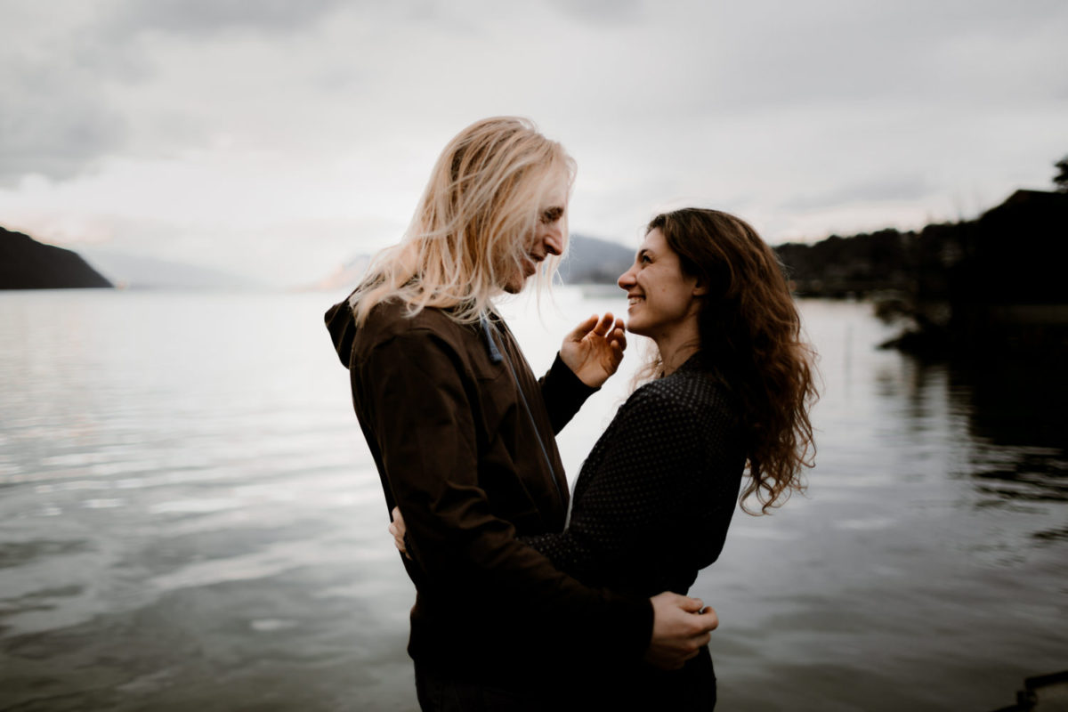 Séance couple à Aix les Bains-Seance couple à Aix les bains-Séance-engagement-Savoie-Séance-engagement-Annecy-Séance-engagement-Alpes-Séance-engagement-Montagne-Photo-couple-montagne-séance portrait lyon