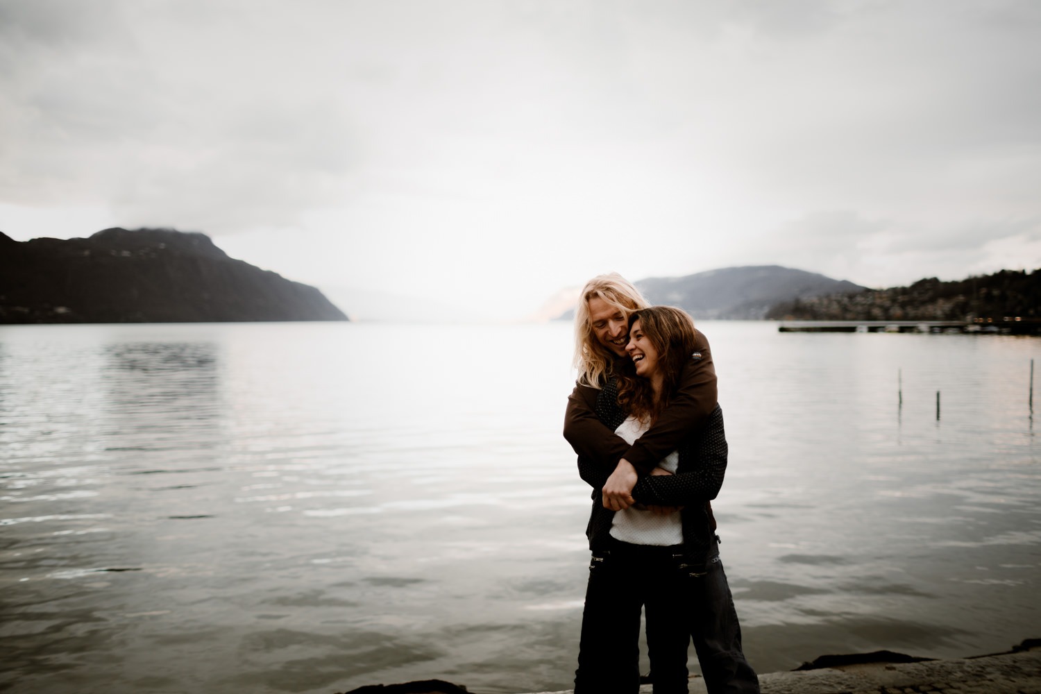 séance couple à Aix les Bains -Séance-engagement-Savoie-Séance-engagement-Annecy-Séance-engagement-Alpes-Séance-engagement-Montagne-Photo-couple-montagne