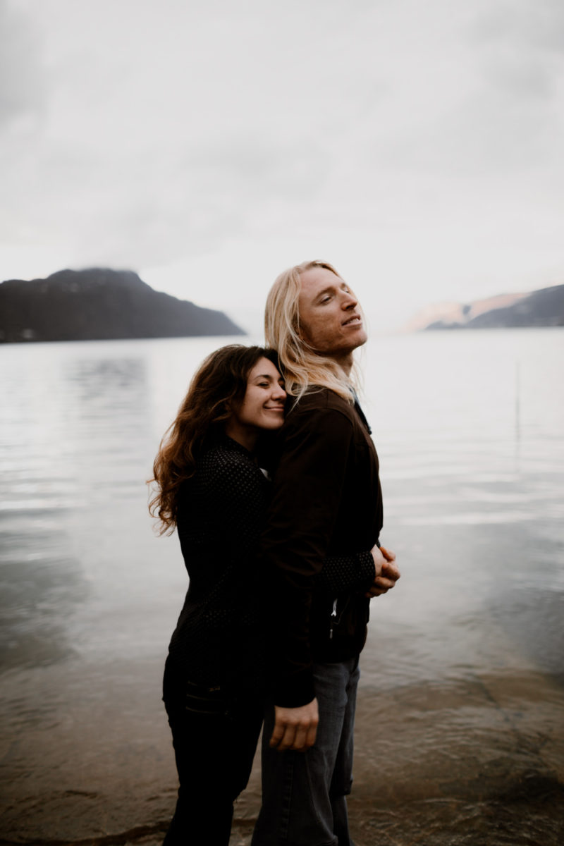 Séance couple à Aix les Bains-Seance couple à Aix les bains-Séance-engagement-Savoie-Séance-engagement-Annecy-Séance-engagement-Alpes-Séance-engagement-Montagne-Photo-couple-montagne-séance portrait lyon