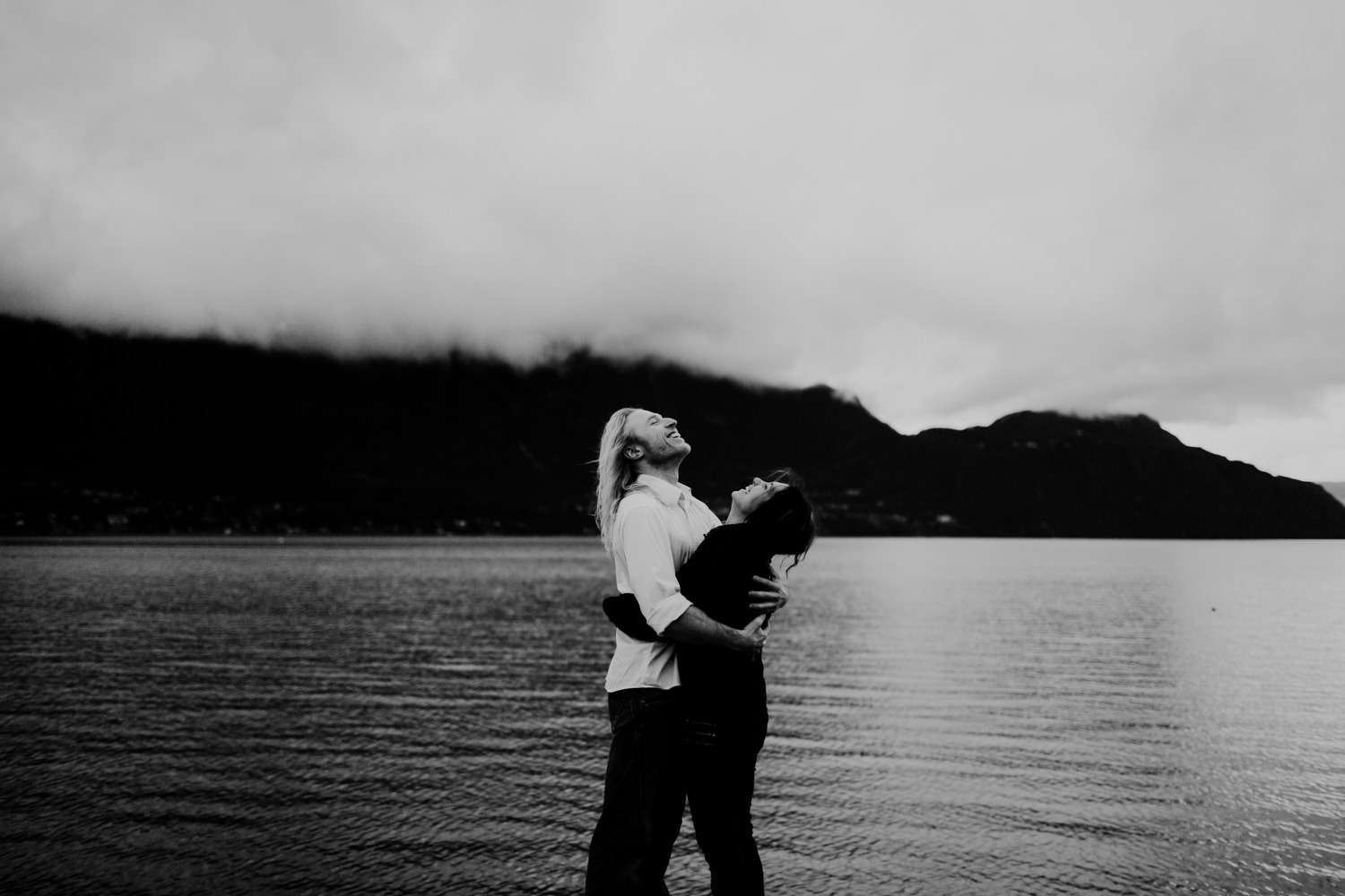 Seance couple à Aix les bains-Séance-engagement-Savoie-Séance-engagement-Annecy-Séance-engagement-Alpes-Séance-engagement-Montagne-Photo-couple-montagne