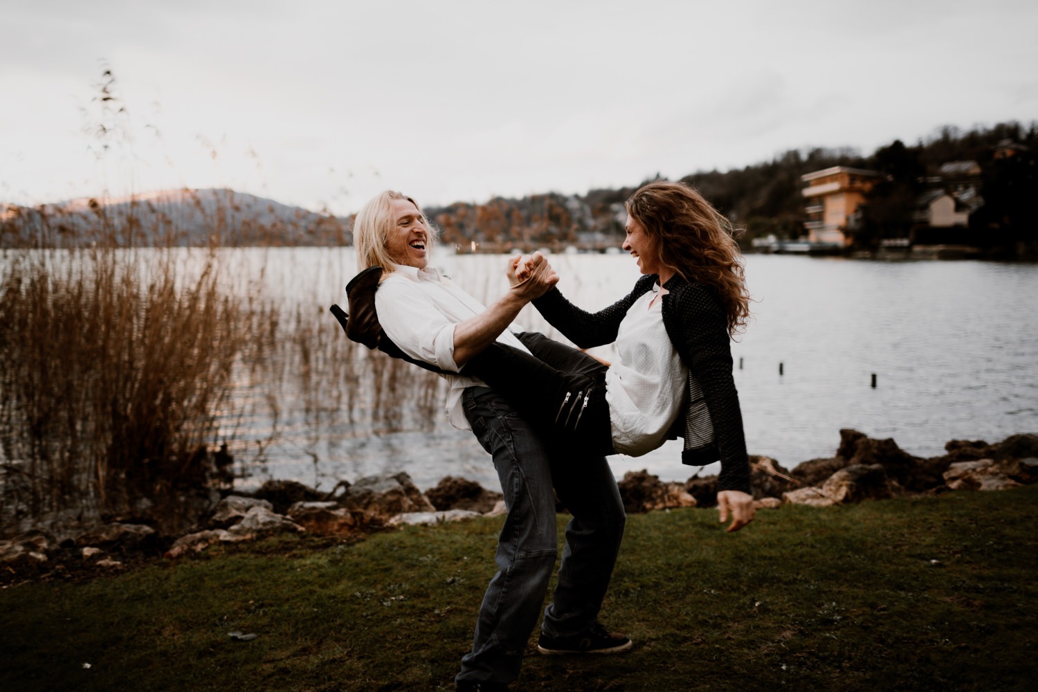 Séance couple à Aix les Bains-Seance couple à Aix les bains-Séance-engagement-Savoie-Séance-engagement-Annecy-Séance-engagement-Alpes-Séance-engagement-Montagne-Photo-couple-montagne-séance portrait lyon