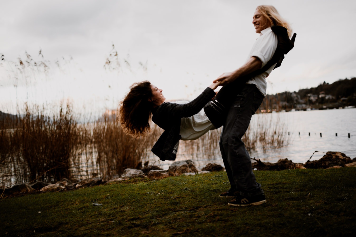 Séance couple à Aix les Bains-Seance couple à Aix les bains-Séance-engagement-Savoie-Séance-engagement-Annecy-Séance-engagement-Alpes-Séance-engagement-Montagne-Photo-couple-montagne-séance portrait lyon