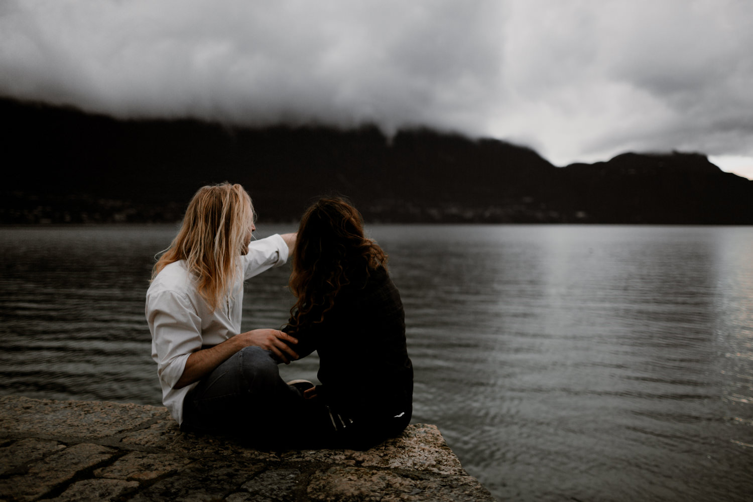 Seance couple à Aix les bains-Séance-engagement-Savoie-Séance-engagement-Annecy-Séance-engagement-Alpes-Séance-engagement-Montagne-Photo-couple-montagne