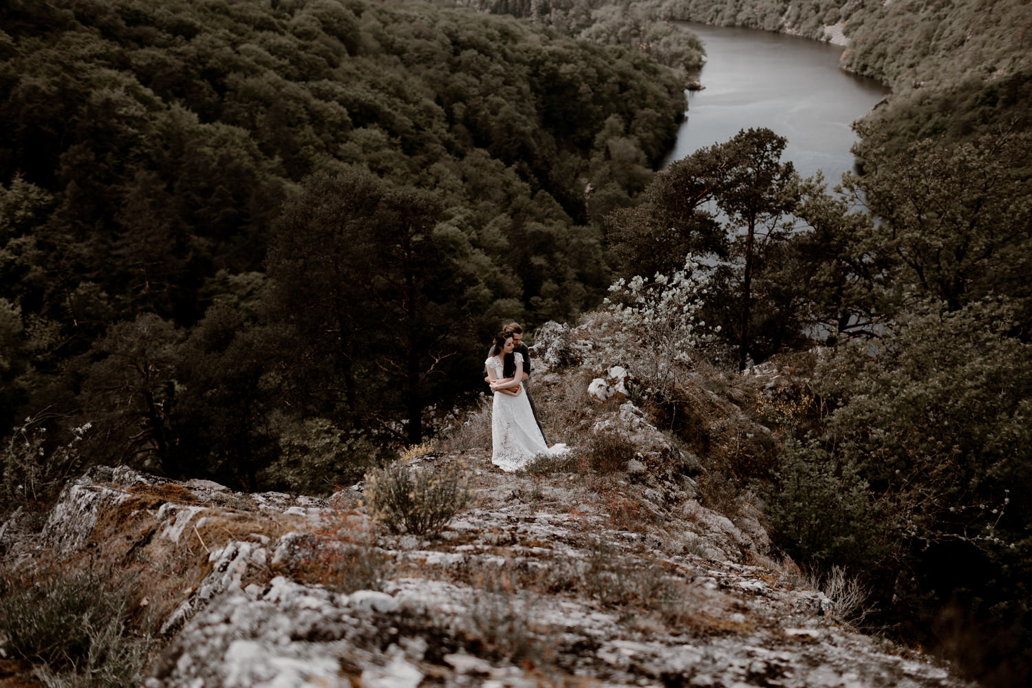 Photographe mariage Lyon - Photographe mariage Auvergne - Mariage dans la nature - Mariage éthique - Cabane Mariage - le bois basalte - paysage volcanique