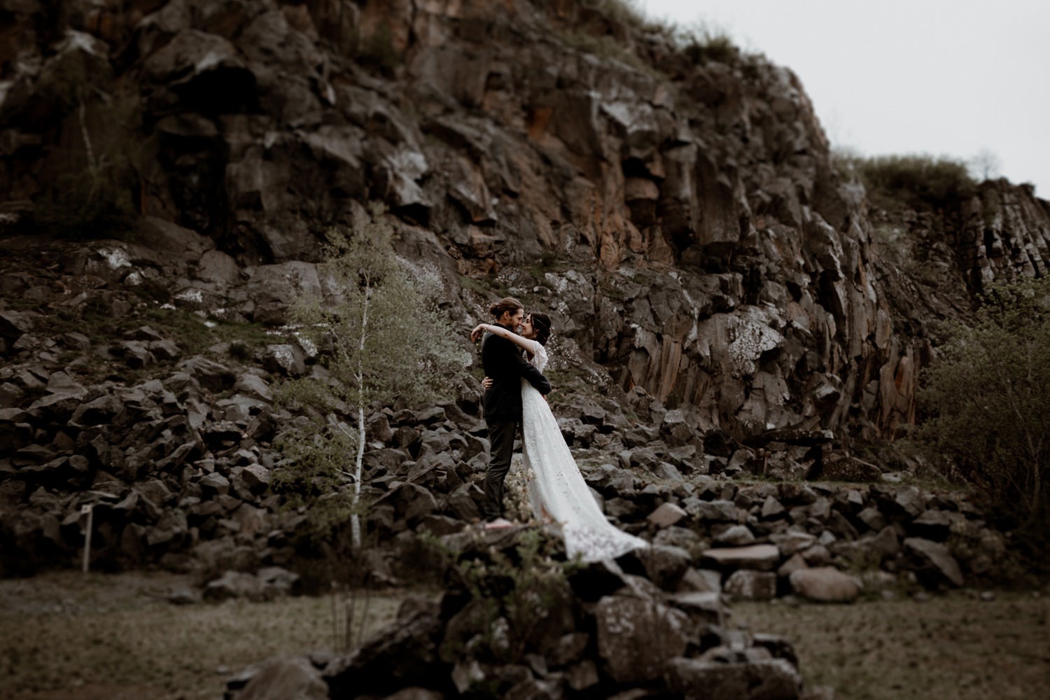 Photographe mariage Lyon - Photographe mariage Auvergne - Mariage dans la nature - Mariage éthique - Cabane Mariage - le bois basalte - Séance couple - Elopement - Séance couple nature