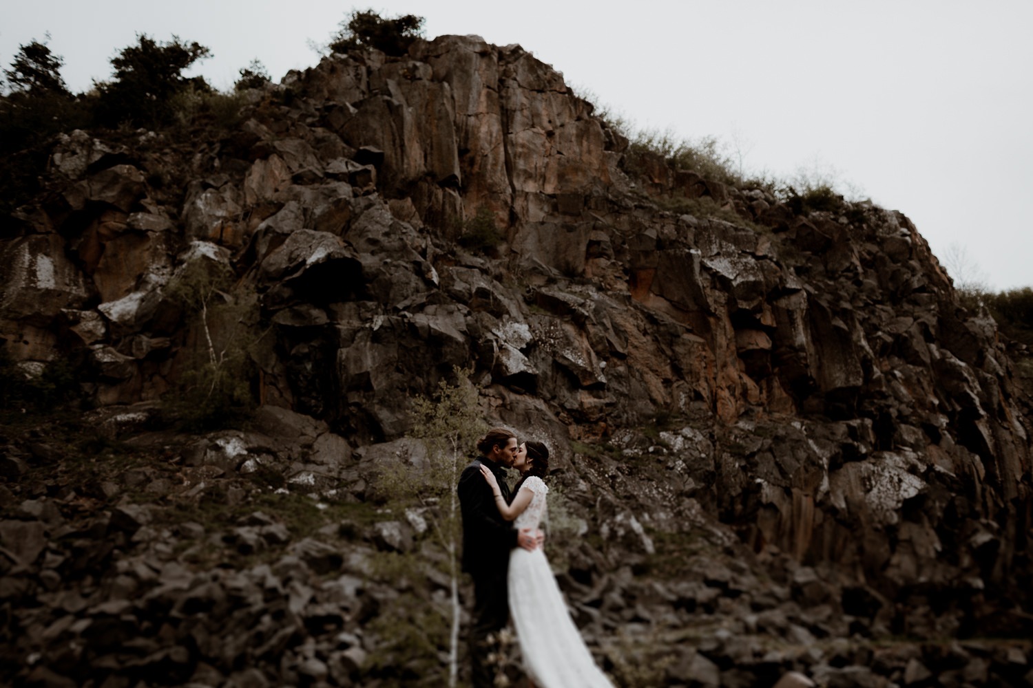 Photographe mariage Lyon - Photographe mariage Auvergne - Mariage dans la nature - Mariage éthique - Cabane Mariage - le bois basalte - Séance couple - Elopement - Séance couple nature