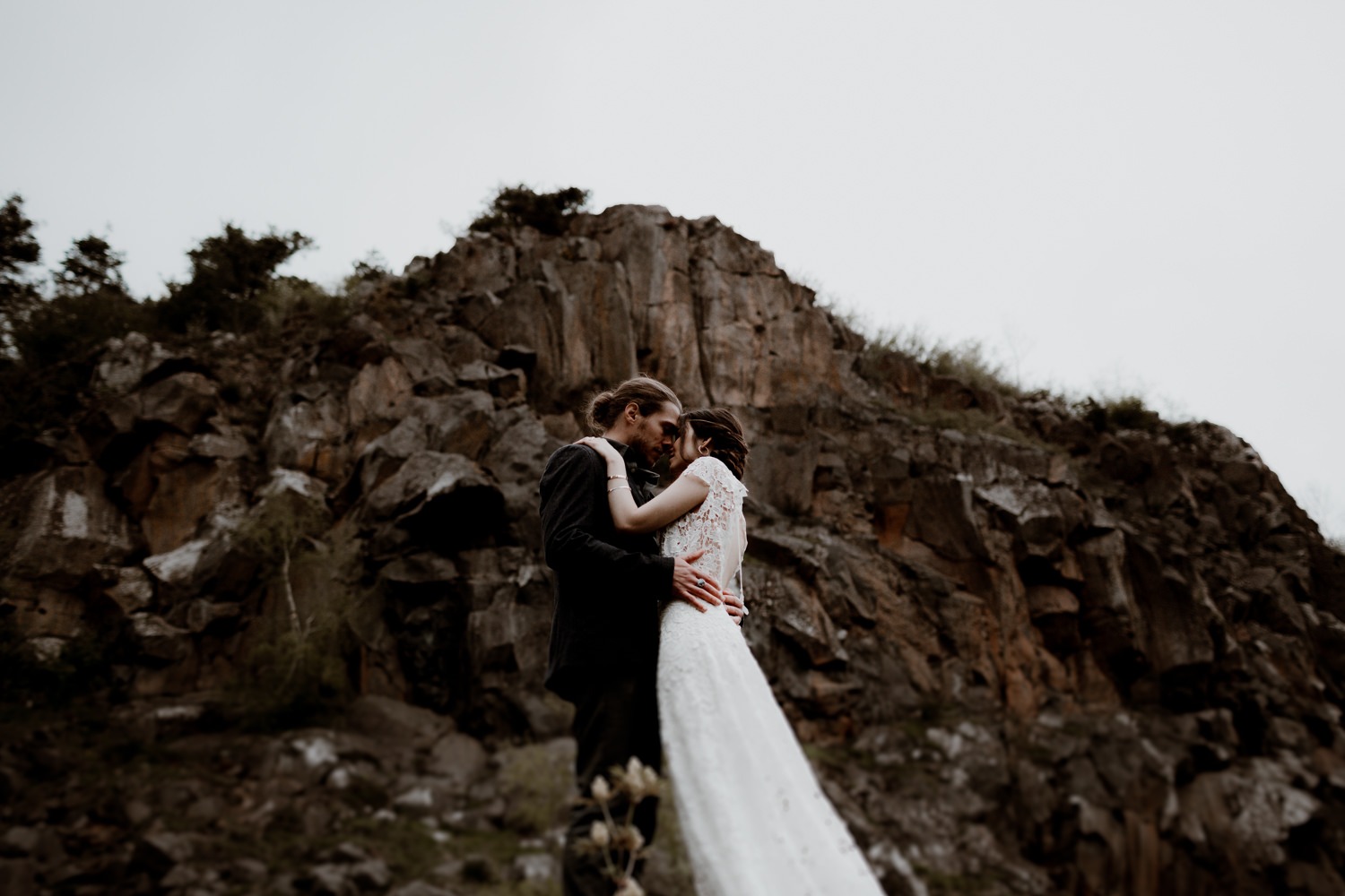 Photographe mariage Lyon - Photographe mariage Auvergne - Mariage dans la nature - Mariage éthique - Cabane Mariage - le bois basalte - Séance couple - Elopement - Séance couple nature