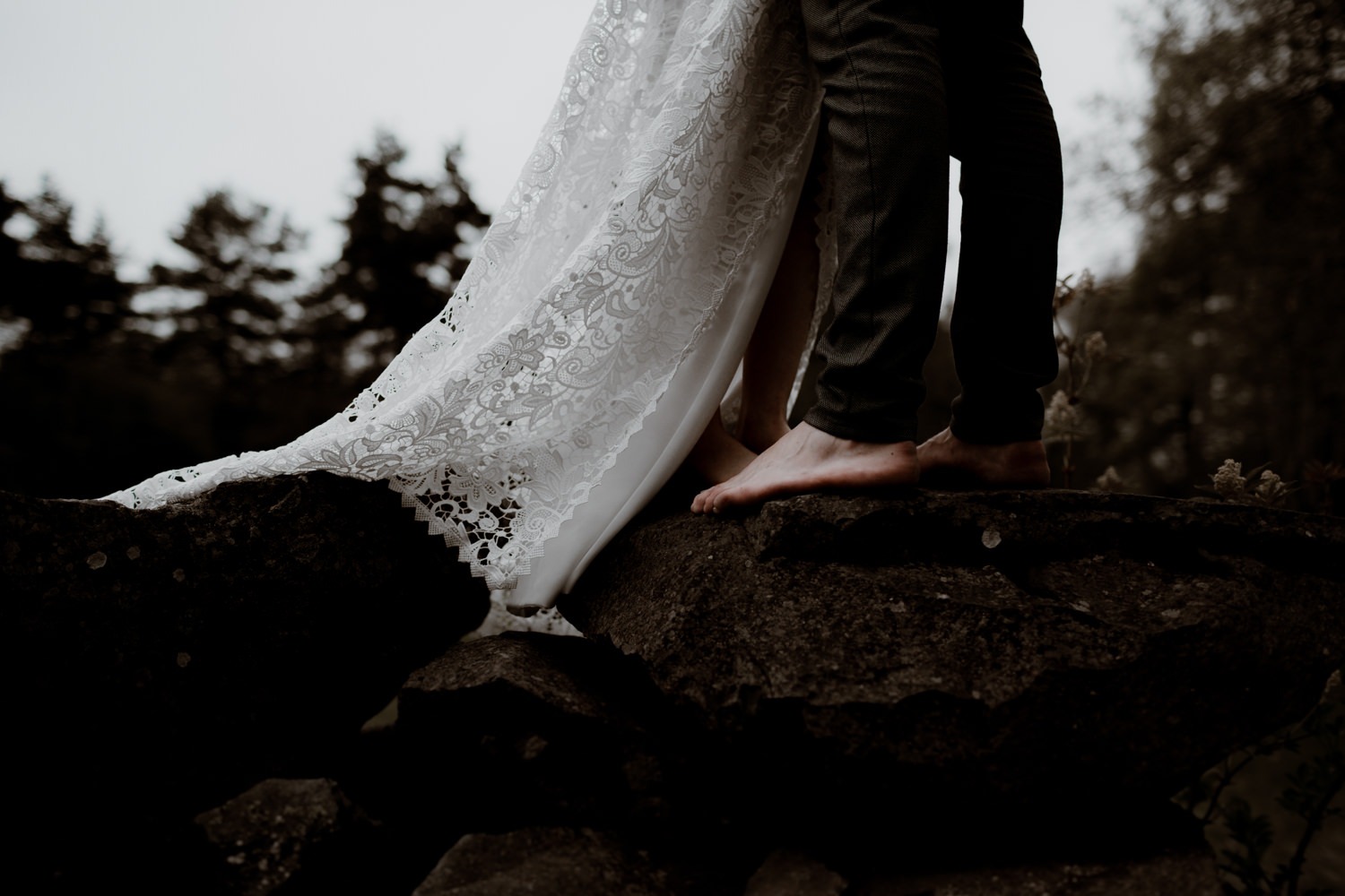 photographe mariage Auvergne - Photographe mariage Lyon - Photographe mariage Auvergne - Mariage dans la nature - Mariage éthique - Cabane Mariage - le bois basalte - Séance couple - Elopement - Séance couple nature