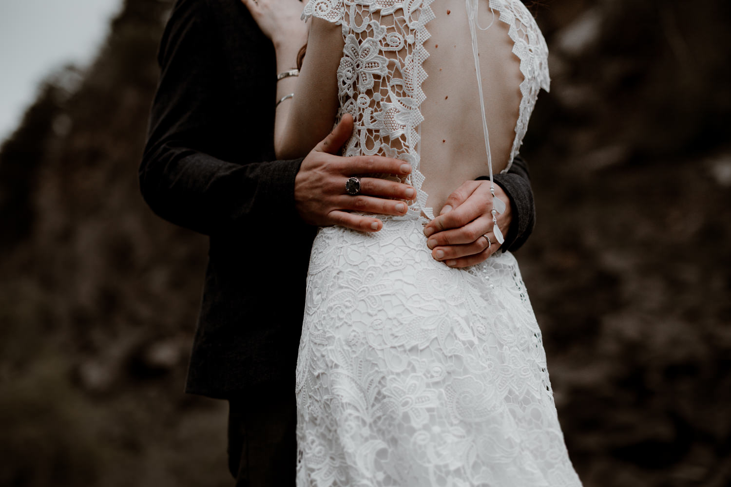 photographe mariage Auvergne - Photographe mariage Lyon - Photographe mariage Auvergne - Mariage dans la nature - Mariage éthique - Cabane Mariage - le bois basalte - Séance couple - Elopement - Séance couple nature