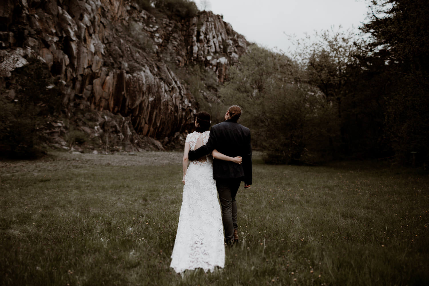 Photographe mariage Lyon - Photographe mariage Auvergne - Mariage dans la nature - Mariage éthique - Cabane Mariage - le bois basalte - Séance couple - Elopement - Séance couple nature