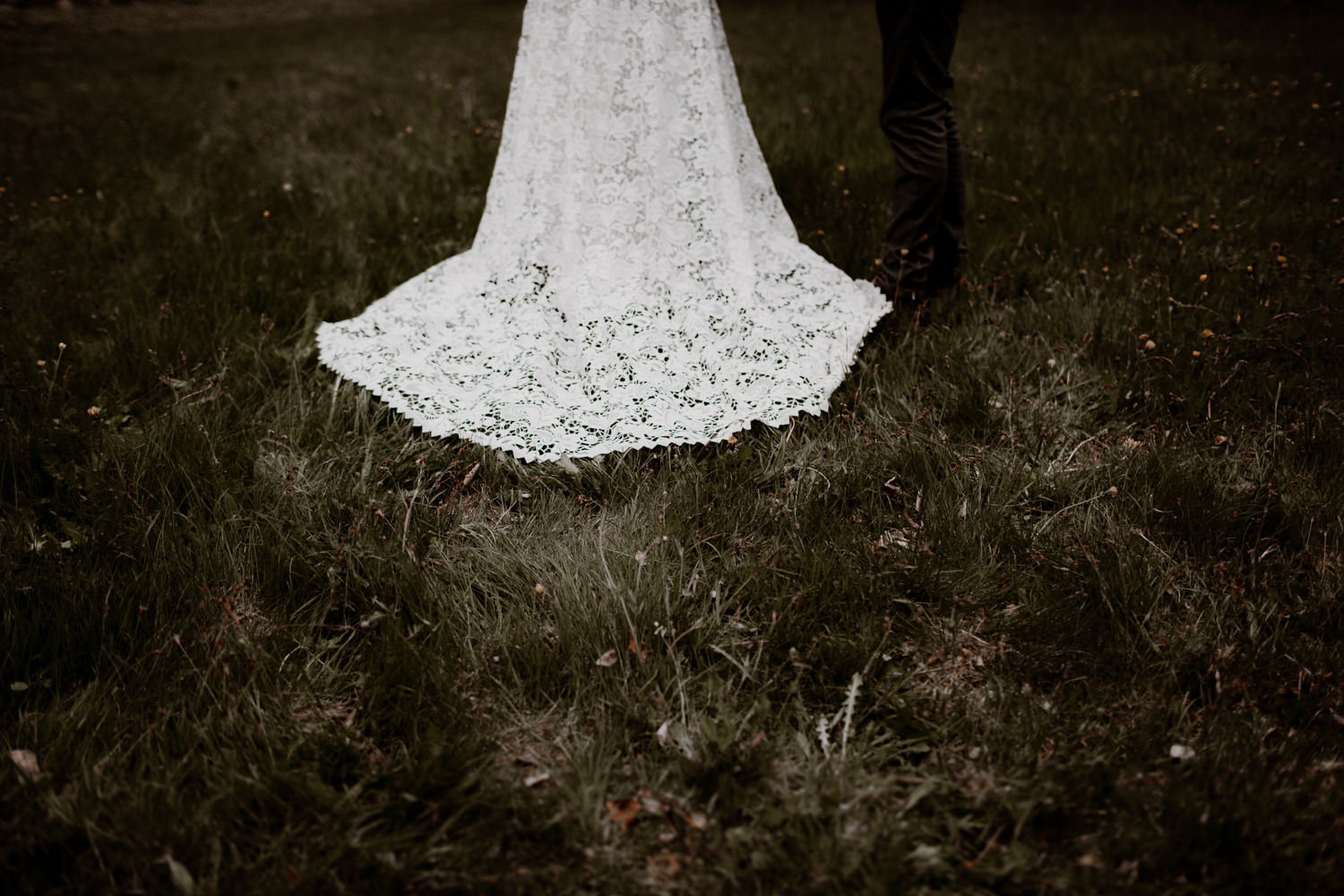 Photographe mariage Lyon - Photographe mariage Auvergne - Mariage dans la nature - Mariage éthique - Cabane Mariage - le bois basalte - Séance couple - Elopement - Séance couple nature