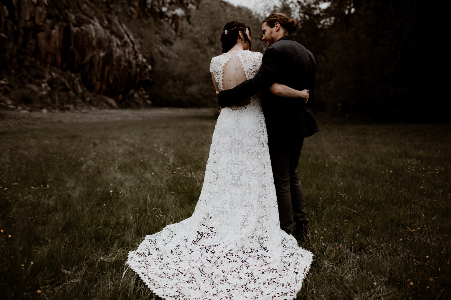 photographe mariage Auvergne - Photographe mariage Lyon - Photographe mariage Auvergne - Mariage dans la nature - Mariage éthique - Cabane Mariage - le bois basalte - Séance couple - Elopement - Séance couple nature