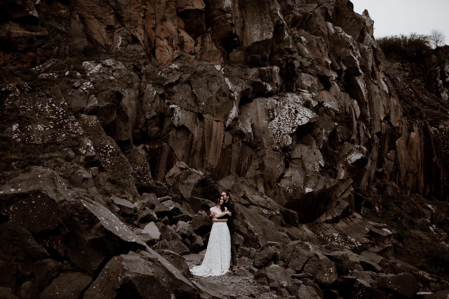 Photographe mariage Lyon - Photographe mariage Auvergne - Mariage dans la nature - Mariage éthique - Cabane Mariage - le bois basalte - Séance couple - Elopement - Séance couple nature