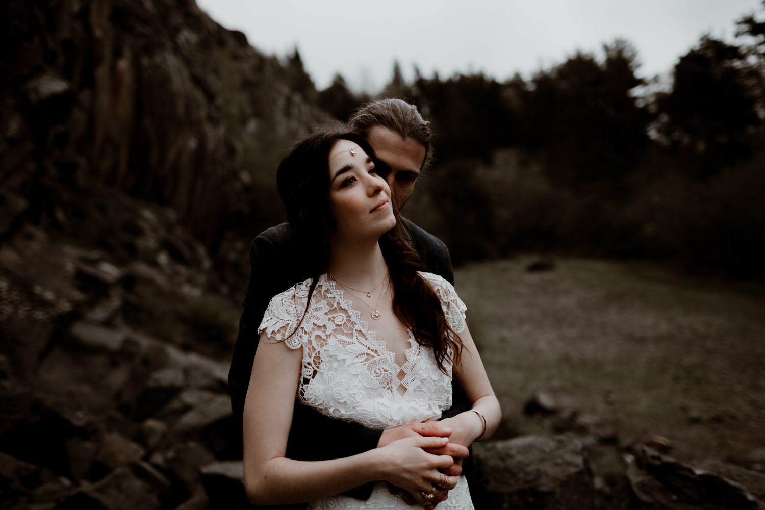 photographe mariage Auvergne - Photographe mariage Lyon - Photographe mariage Auvergne - Mariage dans la nature - Mariage éthique - Cabane Mariage - le bois basalte - Séance couple - Elopement - Séance couple nature