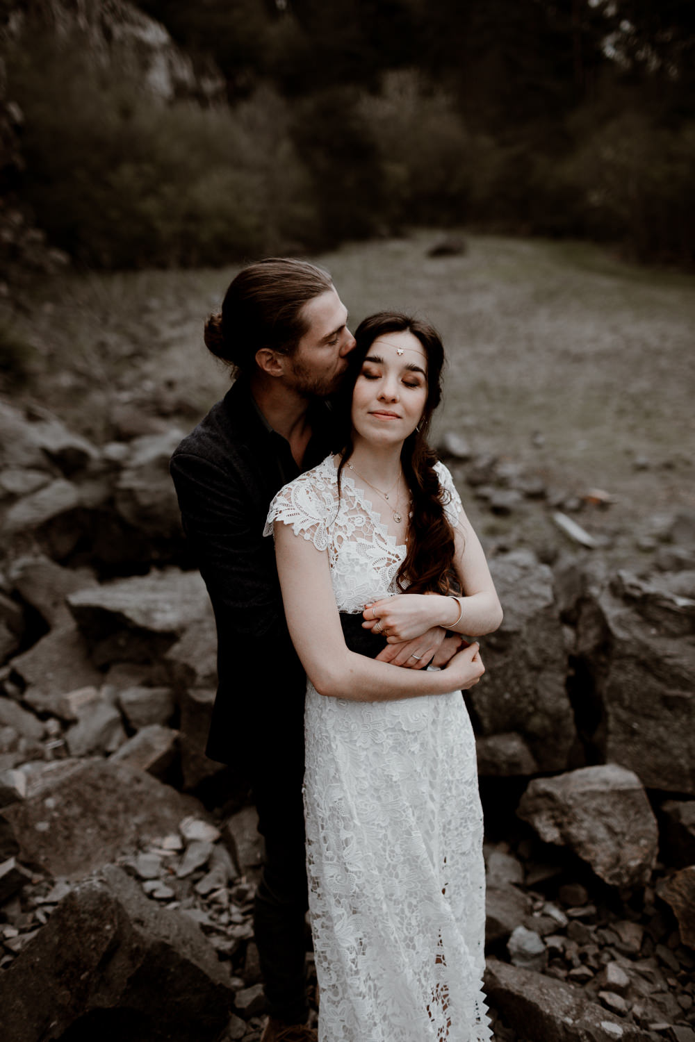 Photographe mariage Lyon - Photographe mariage Annecy - Photographe mariage Chambéry - Photographe mariage Auvergne - Mariage dans la nature - Mariage éthique - Cabane Mariage - le bois basalte - Séance couple - Elopement - Séance couple nature