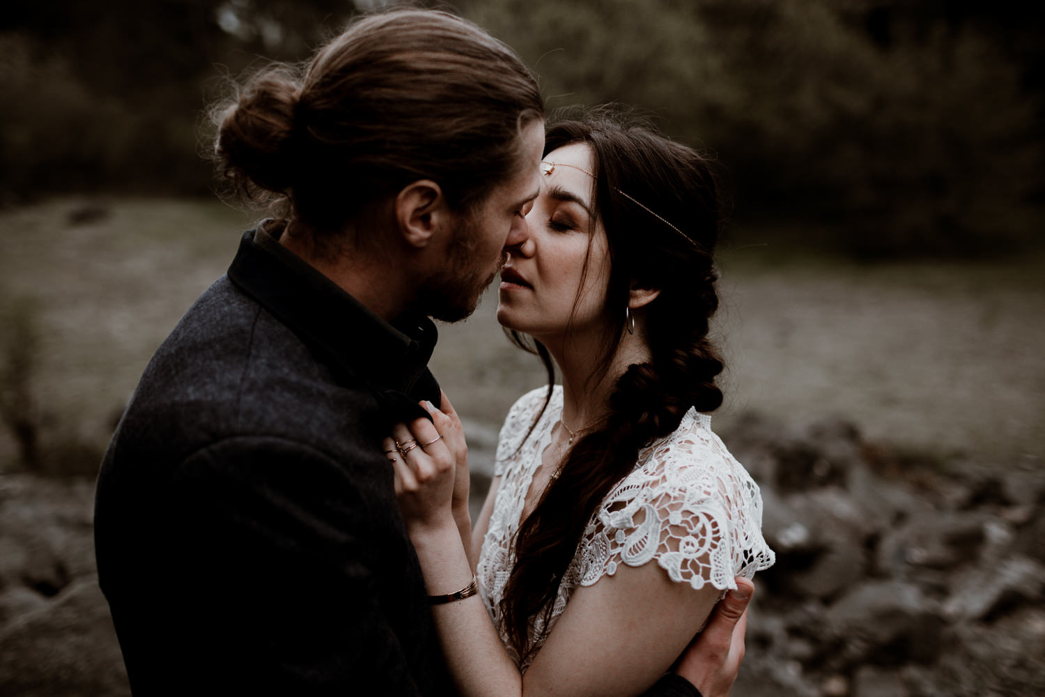 Photographe mariage Lyon - Photographe mariage Auvergne - Mariage dans la nature - Mariage éthique - Cabane Mariage - le bois basalte - Séance couple - Elopement - Séance couple nature