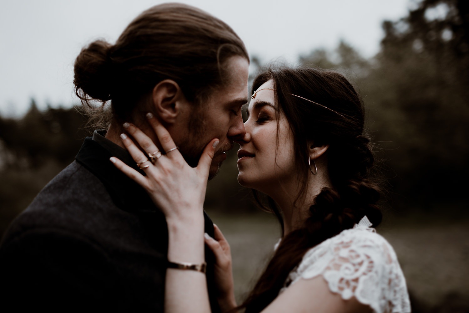 photographe mariage Auvergne - Photographe mariage Lyon - Photographe mariage Auvergne - Mariage dans la nature - Mariage éthique - Cabane Mariage - le bois basalte - Séance couple - Elopement - Séance couple nature