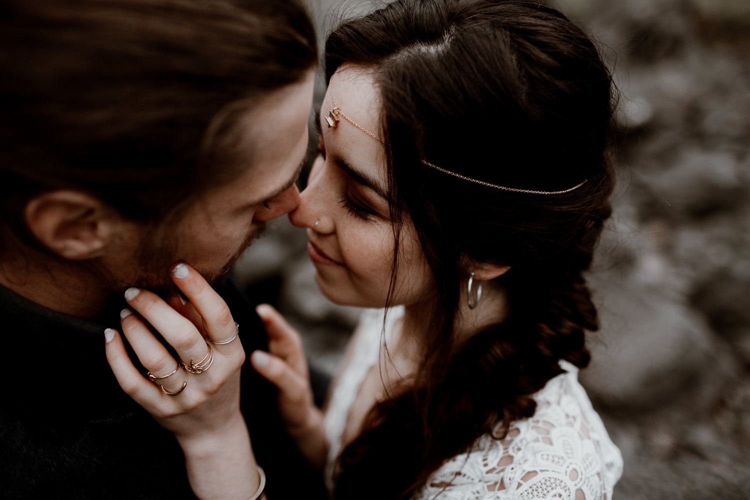 photographe mariage Auvergne - Photographe mariage Lyon - Photographe mariage Auvergne - Mariage dans la nature - Mariage éthique - Cabane Mariage - le bois basalte - Séance couple - Elopement - Séance couple nature