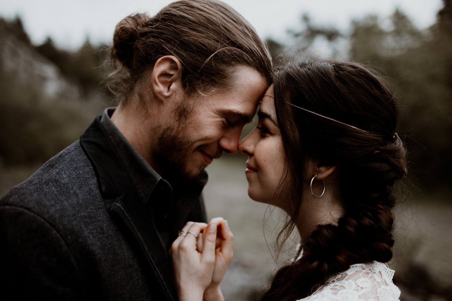 Photographe mariage Lyon - Photographe mariage Auvergne - Mariage dans la nature - Mariage éthique - Cabane Mariage - le bois basalte - Séance couple - Elopement - Séance couple nature