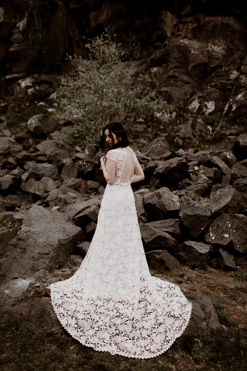 Photographe mariage Lyon - Photographe mariage Auvergne - Mariage dans la nature - Mariage éthique - Cabane Mariage - le bois basalte - Séance couple - Elopement - Séance couple nature