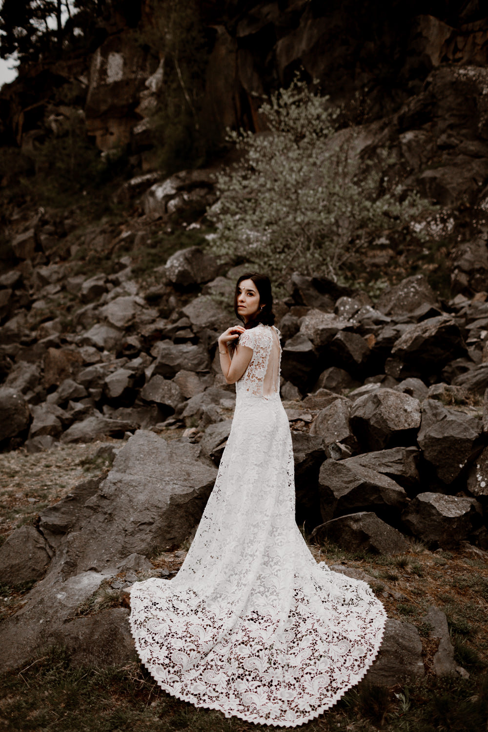 Photographe mariage Lyon - Photographe mariage Auvergne - Mariage dans la nature - Mariage éthique - Cabane Mariage - le bois basalte - Séance couple - Elopement - Séance couple nature