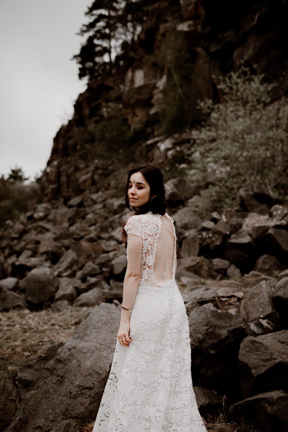 Photographe mariage Lyon - Photographe mariage Auvergne - Mariage dans la nature - Mariage éthique - Cabane Mariage - le bois basalte - Séance couple - Elopement - Séance couple nature