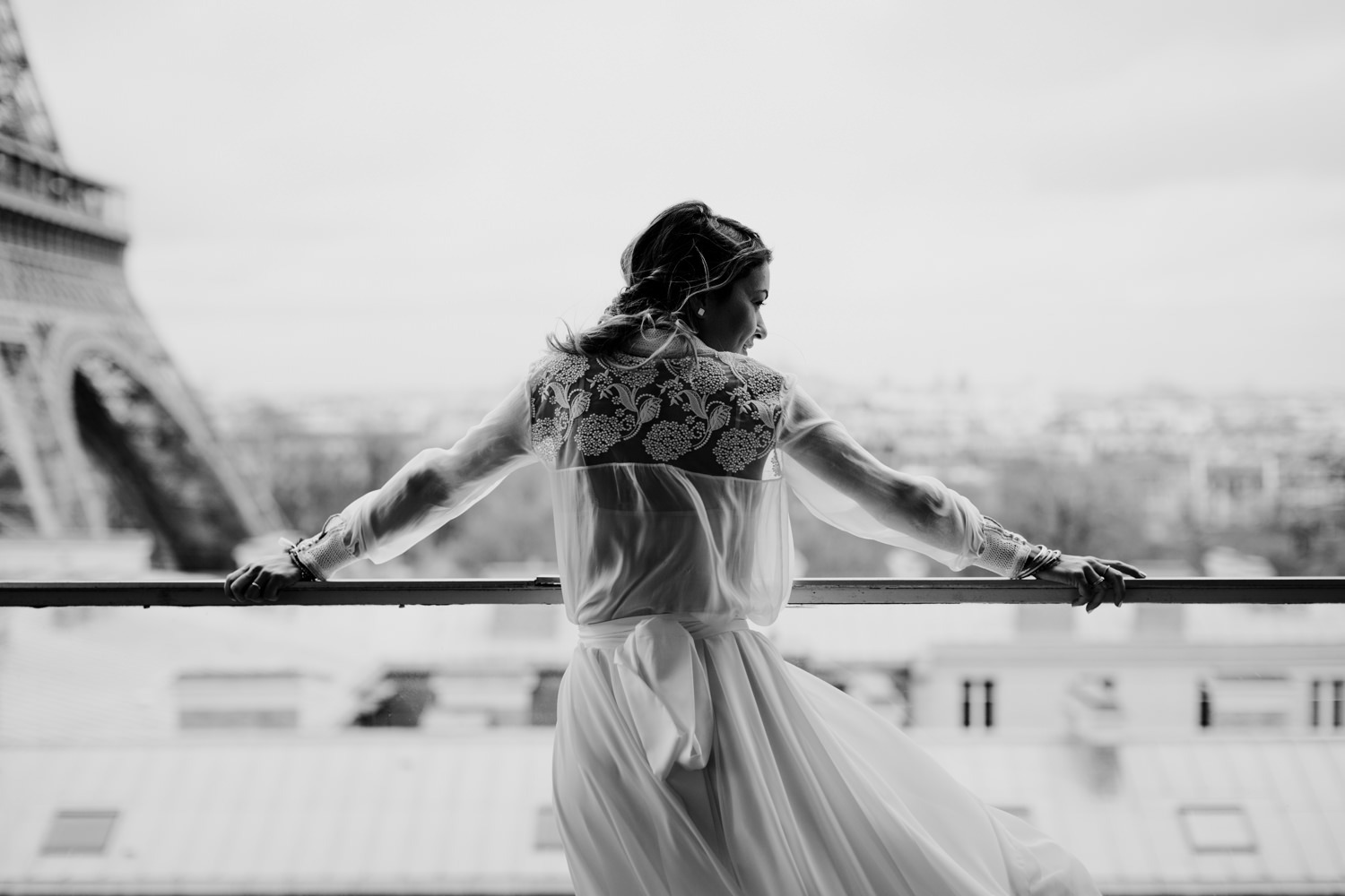 Photographe mariage Paris - séance couple tour eiffel - séance couple Paris - elopement paris - Shooting couple paris