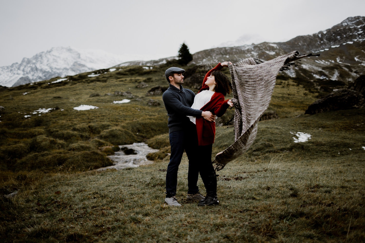 Séance couple haute-Savoie - séance couple Annecy - Séance couple montagne - séance couple Chambéry - photo de couple savoie - photo de couple chambery -