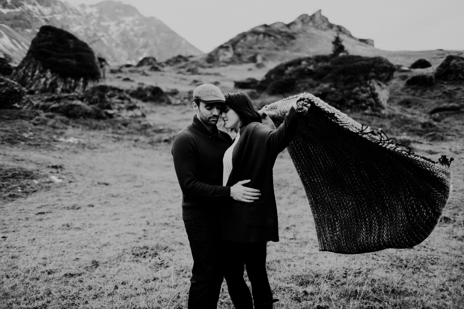 Séance couple haute-Savoie - séance couple Annecy - Séance couple montagne - séance couple Chambéry - photo de couple savoie - photo de couple chambery -