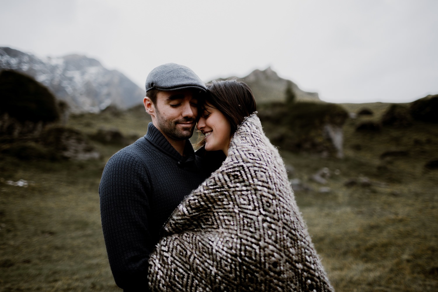 Séance couple haute-Savoie - séance couple Annecy - Séance couple montagne - séance couple Chambéry - photo de couple savoie - photo de couple chambery -