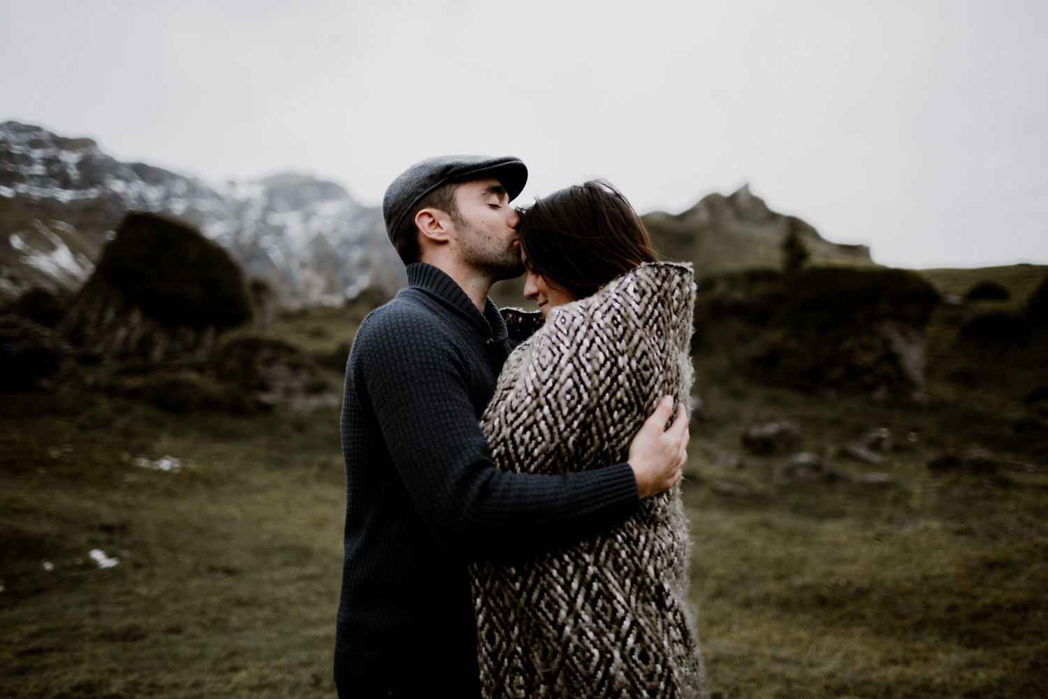 Séance couple haute-Savoie - séance couple Annecy - Séance couple montagne - séance couple Chambéry - photo de couple savoie - photo de couple chambery -